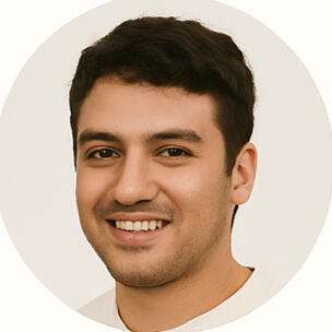 Mujer mayor hablando por teléfono mientras lee la Biblia